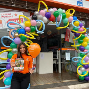 Ação promocional com arco de balões