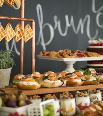 Buffet com placa decorativa