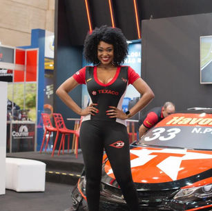 Promotora em ação temática com carro de corrida